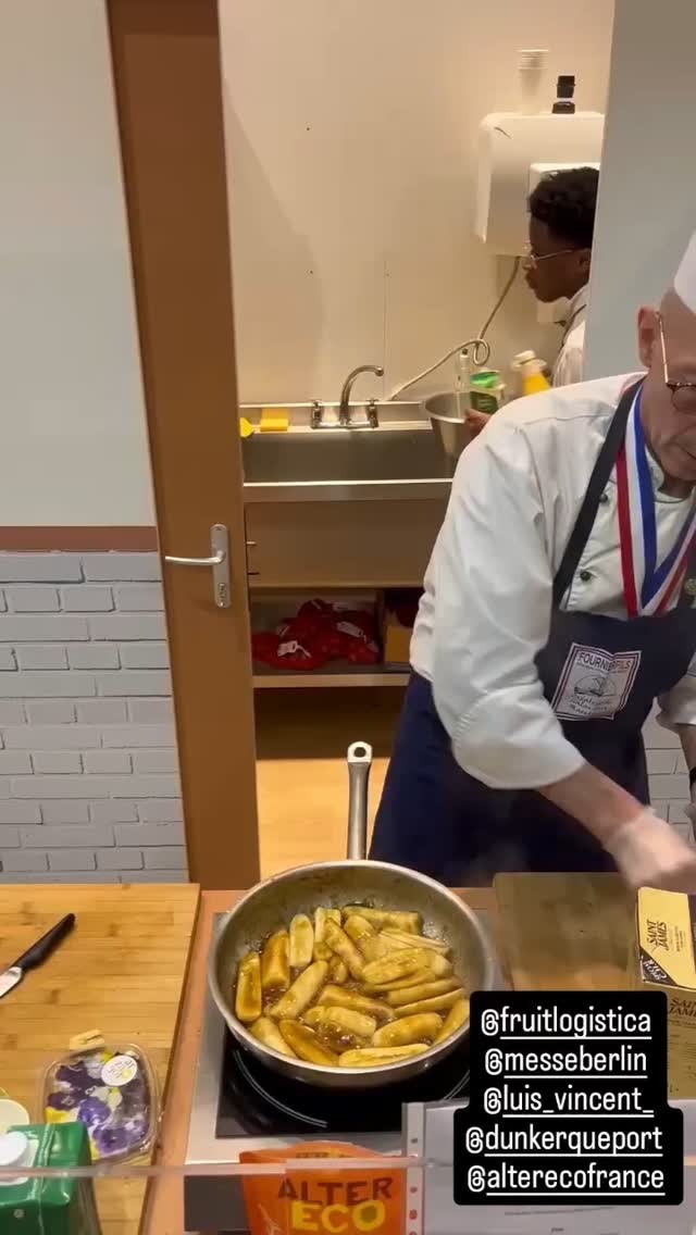 Bananes françaises flambées au vieux rhum  réalisées lors de la dernière édition du salon @fruitlogistica  à @messeberlin 
@bananeguadeloupemartinique @alterecofrance @luis_vincent_ @ronanpatrick191 @cloudberrydays @fruitvegfromfr @businessfrance @anchautsdefrance @rhum_saintjames @dunkerqueport @madochadick