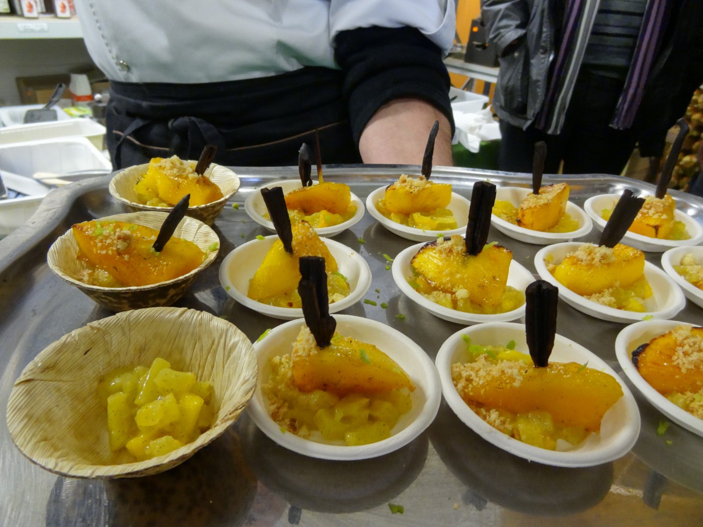 Mangue rôtie à la vanille de Madagascar, compote d’ananas au lait de