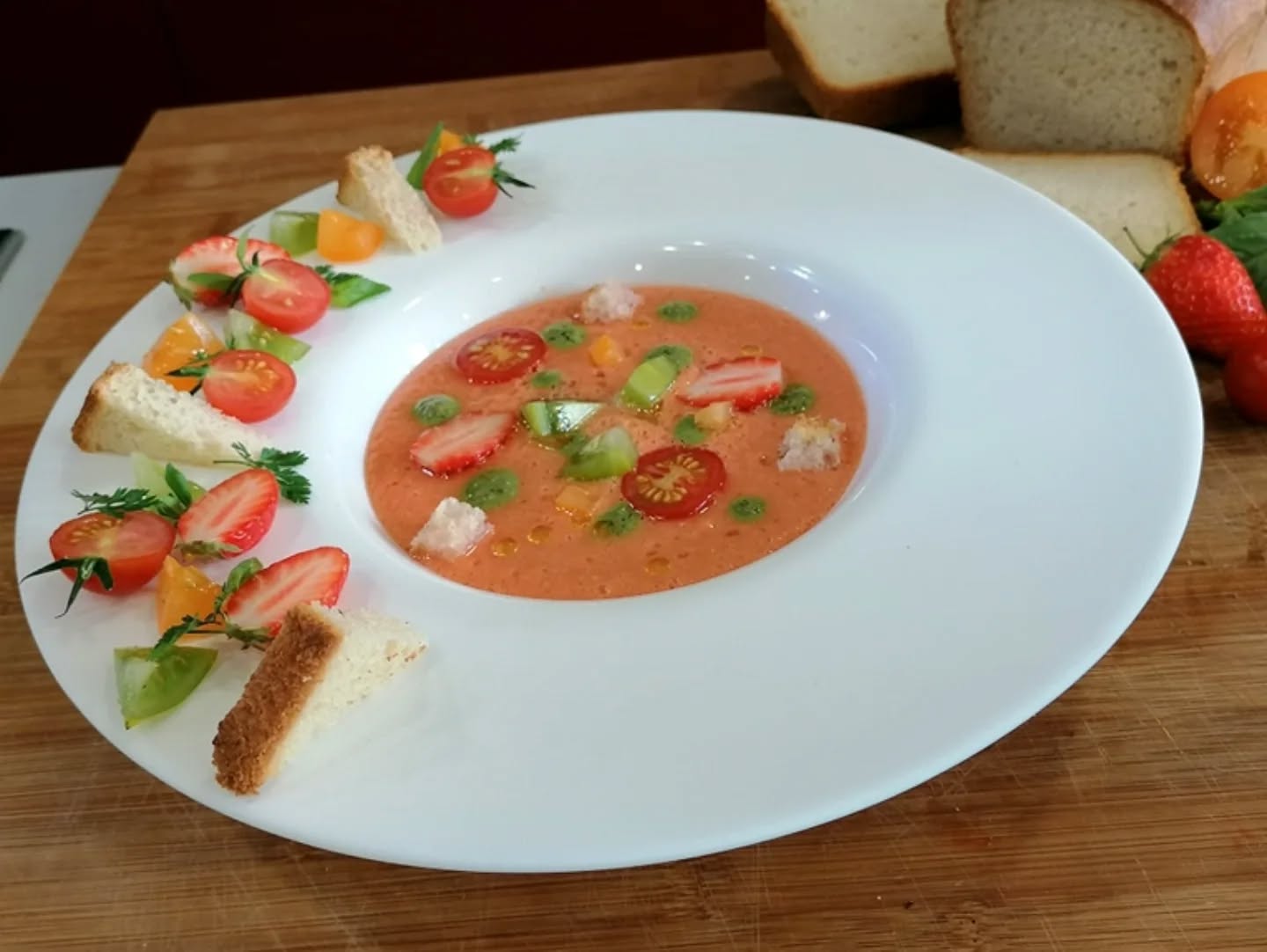 Soupe glacée fraise tomate 
La recette sera en ligne ce jour sur 
www.chefluc.com 
@l_aeronef #veggies #vegan #fraise #tomate #recette #été