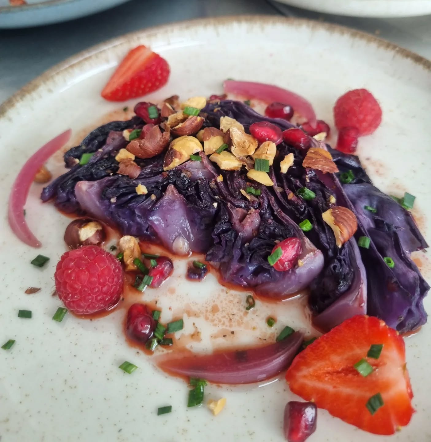Nous restons dans le végétal avec cette"Tranches de chou rôties, fruits rouges, noisettes  pickles d'oignons "
Recette en ligne dans la journée à l'adresse ci-dessous :
www.chefluc.com 
#chouxroti #chourouge #fruitsrouges @l_aeronef @fruitsrougesandco #pickles #nuts