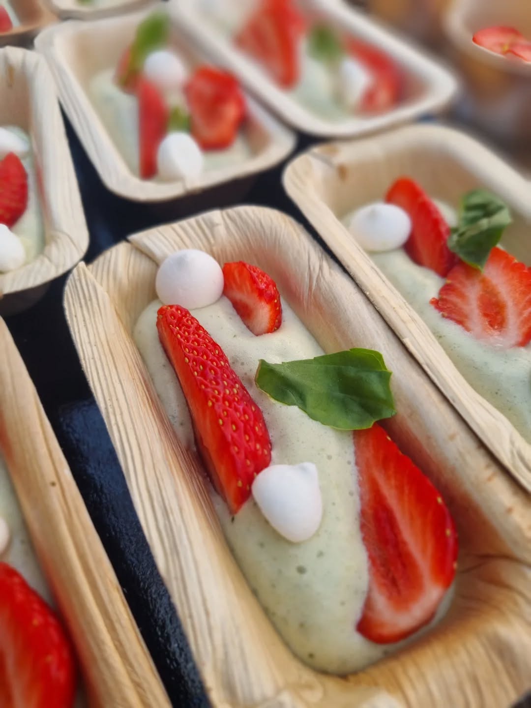 Et si vous testiez la fraise #gariguette et le #basilic ....
Ici avec une mousse aérienne et quelques meringue. 
Très subtile et rafraichissant
Retrouvez bientôt la recette sur www.chefluc.com